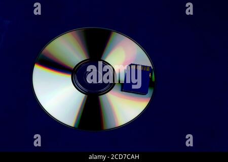 Compact Disc e scheda di memoria isolati su sfondo blu Foto Stock