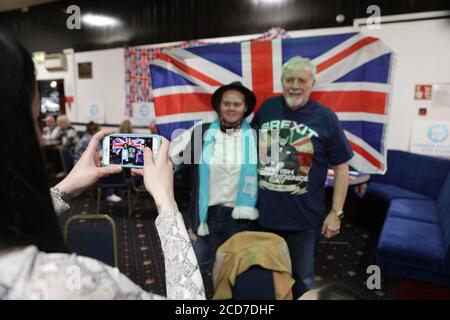 Il Partito Brexit e la filiale di Barnsley del Partito Democratici e Veterani hanno un partito Brexit all’Highfields Working Mens Club, Barnsley. L'evento è stato organizzato dal Consigliere Victoria Felton (Brexit) che si è presentato contro Labors Dan Jarvis (Barsnely Central) nelle elezioni generali del 2019. È riuscita a garantire una quota del 30% dei voti, perdendo nei confronti di Dan Jarvis con il voto del 3,500; il candidato più accheiving del partito Brexit alle elezioni. Foto Stock