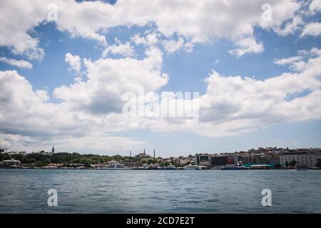 Foto panoramica della città vecchia di Istanbul, Turchia. La Moschea di Santa Sofia, il Palazzo Topkapi, Eminonu, traghetti e barche sul Corno d'Oro. Foto Stock