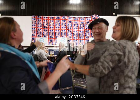 Il Partito Brexit e la filiale di Barnsley del Partito Democratici e Veterani hanno un partito Brexit all’Highfields Working Mens Club, Barnsley. L'evento è stato organizzato dal Consigliere Victoria Felton (Brexit) che si è presentato contro Labors Dan Jarvis (Barsnely Central) nelle elezioni generali del 2019. È riuscita a garantire una quota del 30% dei voti, perdendo nei confronti di Dan Jarvis con il voto del 3,500; il candidato più accheiving del partito Brexit alle elezioni. Foto Stock