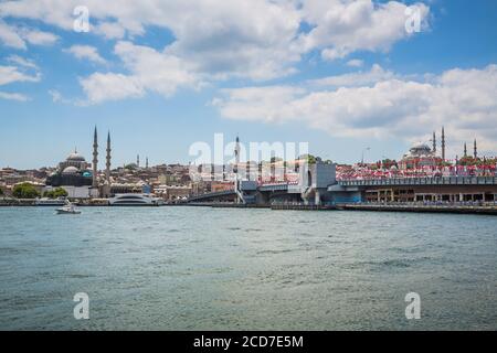 La città vecchia di Istanbul che mostra il Ponte del Corno d'Oro (koprusu Halico), la Moschea Yeni, Bazar delle Spezie (Egiziano), la Torre Beyazit, il Suleymaniye Foto Stock