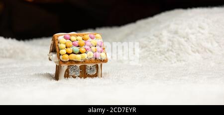 Casa di pane di zenzero decorata con cura. Foto Stock