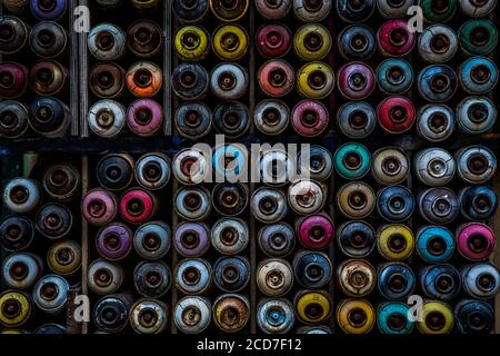 Colorful spray graffiti bottiglie di vernice accatastate per essere un'immagine di sfondo, Karakoy, Istanbul, Turchia Foto Stock