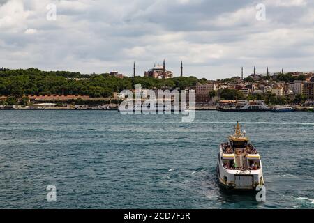 Foto panoramica della città vecchia di Istanbul; la Moschea di Hagia Sophia (Ayasofya), la Moschea del Sultano Ahmed, Eminonu, traghetti e barche sul Corno d'Oro, i Foto Stock