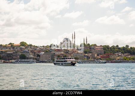 Foto panoramica della città vecchia di Istanbul; la magnifica Moschea Suleymaniye nel quartiere Fatih al tramonto, Eminonu, traghetti e barche sul Golden Foto Stock