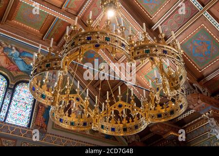 Schwangau, Germania. 27 Agosto 2020. Un lampadario pende dal soffitto a cassettoni nella sala canto. Per la prima volta dal 1886, le sale di Stato del Palazzo Neuschwanstein sono completamente restaurate. Con la Sala dei Cantanti, il restauro della prima sala è completo. Credit: Stefan Puchner/dpa/Alamy Live News Foto Stock