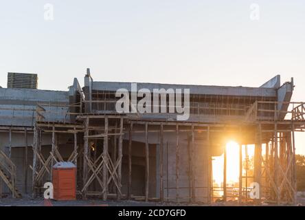 Lavori di costruzione di un viadotto su una autostrada federale nella città di Santa Maria, RS, Brasile. Opere di ingegneria viadotto in costruzione. Strada infrastru Foto Stock