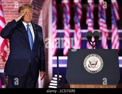 Il presidente degli Stati Uniti Donald J. Trump saluta la terza notte della Convenzione Nazionale Repubblicana, a ft. McHenry a Baltimora, Maryland mercoledì 26 agosto 2020. Credit: Kevin Dietsch / Pool via CNP /MediaPunch Foto Stock