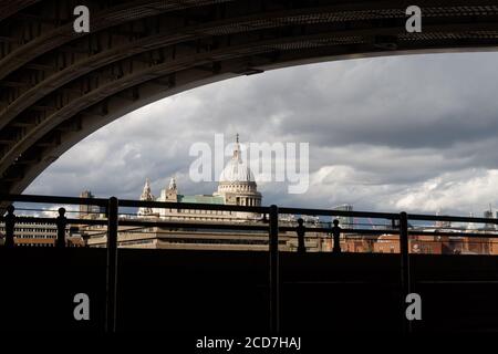 Vista della cattedrale di St Paul e di altri edifici della città di Londra visti dal Tamigi. Foto Stock