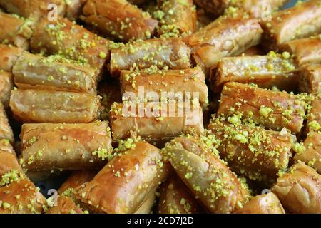 Pasticceria di baklava con noci di pistacchio tritate splendidamente mostrate Un vassoio Foto Stock