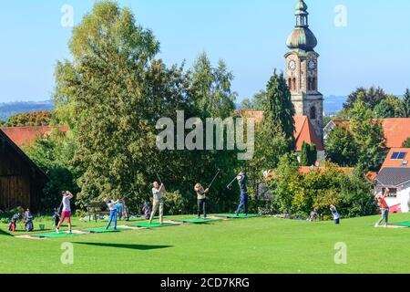 Giocatori di golf sul campo pratica Foto Stock