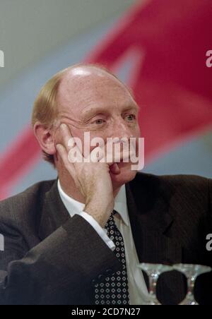 Il deputato Neil Kinnock sulla piattaforma alla Conferenza del Partito laburista al Centro di Brighton nel Sussex orientale. 27 settembre 1993. Foto: Neil Turner Foto Stock