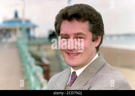 Il deputato Tony Lloyd propone una fotografia alla Conferenza del Partito laburista al Brighton Center nel Sussex orientale. 27 settembre 1993. Foto: Neil Turner Foto Stock