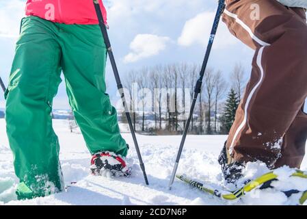 Sci di fondo in inverno con racchette da neve Foto Stock