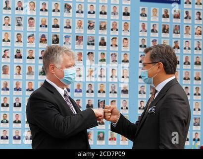 Kiev, Ucraina. 27 Agosto 2020. Il Vice Segretario DI Stato AMERICANO Stephen Biegun (L) e il Ministro degli Esteri ucraino Dmytro Kuleba (R) indossando maschere dicono Arrivederci dopo una cerimonia di posa dei fiori alla parete commemorativa dei militari ucraini uccisi nel conflitto di guerra nell'est del paese. Il Vice Segretario di Stato Stephen Biegun è in viaggio a Vilnius, Lituania; Mosca, Russia; Kiev, Ucraina il 24-27 agosto 2020 per incontrare alti leader di governo per discutere una serie di questioni regionali e internazionali, il Dipartimento di Stato degli Stati Uniti ha informato. Credit: SOPA Images Limited/Alamy Live News Foto Stock