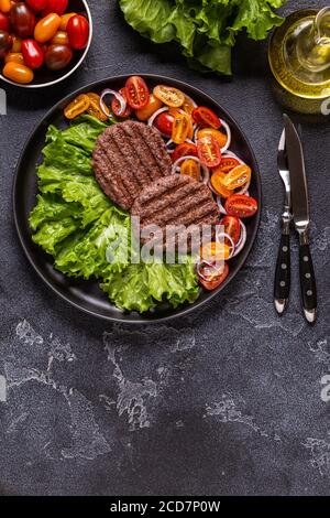 Cotoletta fritta per hamburger con verdure, vista dall'alto, spazio per fotocopie. Foto Stock