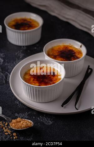 Creme brulee. Dessert francese alla crema di vaniglia con zucchero caramellato, fuoco selettivo. Foto Stock