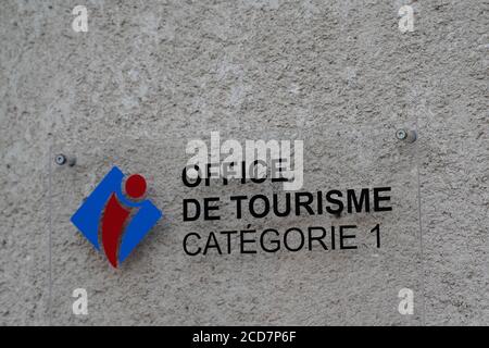 Bordeaux , Aquitaine / Francia - 08 16 2020 : Office de tourisme Ufficio del turismo francese segno di testo e logo davanti al muro costruzione agenzia in Francia Foto Stock