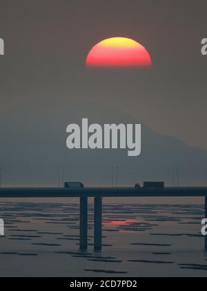 Deep Bay (Hong Kong - Cina) Ponte al tramonto, preso da Tsim bei Tsui, Hong Kong 14 novembre 2016 Foto Stock