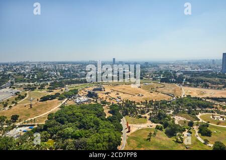 Panorama di Tel Aviv con vista sulle zone settentrionali di Tel Aviv e l'autostrada da una mongolfiera Foto Stock