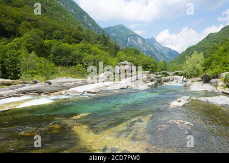Ponte Romano Ponte dei salti sul fiume e montagna nella valle Verzasca in Ticino, Svizzera. Foto Stock
