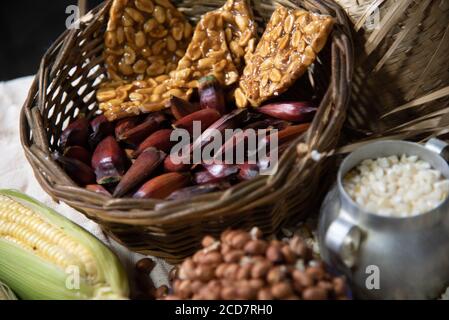 Cibi tipici. Feste di São João. Prelibatezze del mese di giugno. Arachidi, mais verde, popcorn, pinoli e hominy. Divertimento popolare. Rapadura in Foto Stock