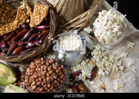 Cibi tipici. Feste di São João. Prelibatezze del mese di giugno. Arachidi, mais verde, popcorn, pinoli e hominy. Divertimento popolare. Rapadura in Foto Stock