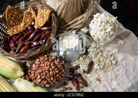 Cibi tipici. Feste di São João. Prelibatezze del mese di giugno. Arachidi, mais verde, popcorn, pinoli e hominy. Divertimento popolare. Rapadura in Foto Stock