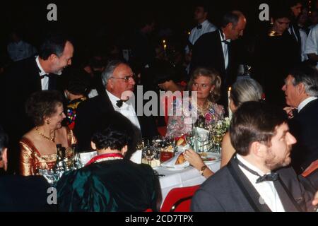 Bundeskanzler Helmut Kohl mit Ehefrau Hannelore auf dem Ball des Sports 1993 in den Rhein-Main-Halln in Wiesbaden, Deutschland 1993. Foto Stock