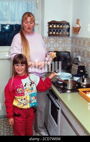 Bildreportage: Linn Westedt beim Kochen mit ihrer Mutter in der Küche. Foto Stock