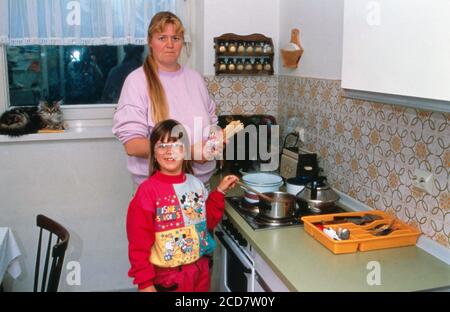 Bildreportage: Linn Westedt beim Kochen mit ihrer Mutter in der Küche. Foto Stock