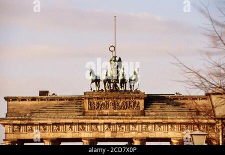 Bildreportage: Berlin kurz nach dem fall der Mauer, hier der Blick auf die Quadriga auf dem Brandenburger Tor, Deutschland, Dezember 1989. Foto Stock