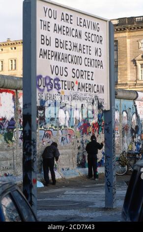 Bildreportage: Berlin kurz nach dem fall der Mauer, hier hauen sich 'Mauerspechte' Stücke aus der nutzlos gewordenen Berliner Mauer, Deutschland, Dezember 1989. Foto Stock