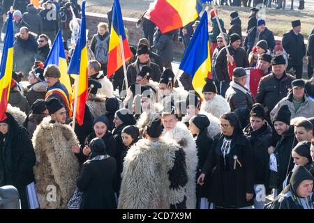 Alba Iulia, Romania - 01.12.2018: Giovani vestiti con abiti tradizionali e con bandiere rumene Foto Stock