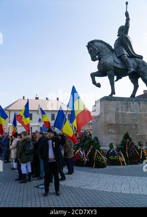 Alba Iulia, Romania - 01.12.2018: Persone che sventolano bandiere rumene di fronte alla statua di Michele il Brave Foto Stock