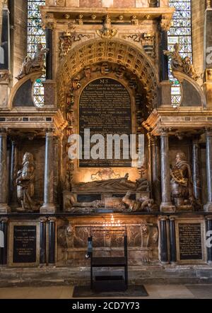 Tomba ornata e monumento all'interno della cattedrale di Salisbury con vetrate colorate finestre Foto Stock