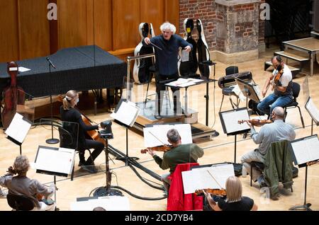 USO EDITORIALE SOLO Sir Simon Rpicle suona con la London Symphony Orchestra all'LSO St Luke's di Londra per la prima volta da marzo 2020, in preparazione di un concerto della BBC Proms domenica 30 agosto. Foto Stock