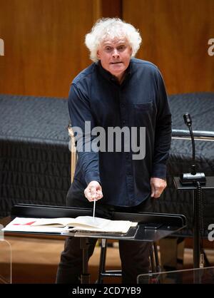 USO EDITORIALE SOLO Sir Simon Rpicle suona con la London Symphony Orchestra all'LSO St Luke's di Londra per la prima volta da marzo 2020, in preparazione di un concerto della BBC Proms domenica 30 agosto. Foto Stock