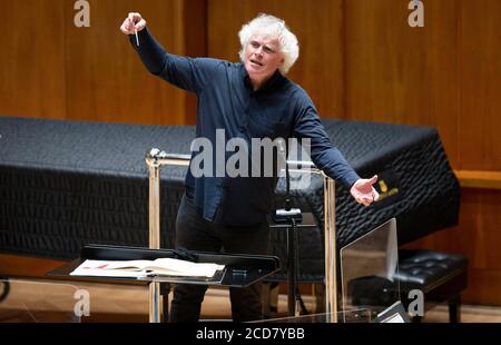 USO EDITORIALE SOLO Sir Simon Rpicle suona con la London Symphony Orchestra all'LSO St Luke's di Londra per la prima volta da marzo 2020, in preparazione di un concerto della BBC Proms domenica 30 agosto. Foto Stock