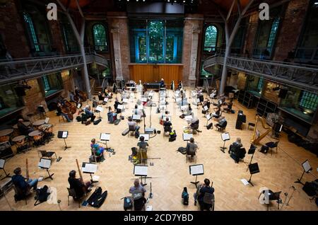 USO EDITORIALE SOLO Sir Simon Rpicle suona con la London Symphony Orchestra all'LSO St Luke's di Londra per la prima volta da marzo 2020, in preparazione di un concerto della BBC Proms domenica 30 agosto. Foto Stock