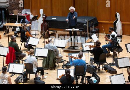 USO EDITORIALE SOLO Sir Simon Rpicle suona con la London Symphony Orchestra all'LSO St Luke's di Londra per la prima volta da marzo 2020, in preparazione di un concerto della BBC Proms domenica 30 agosto. Foto Stock