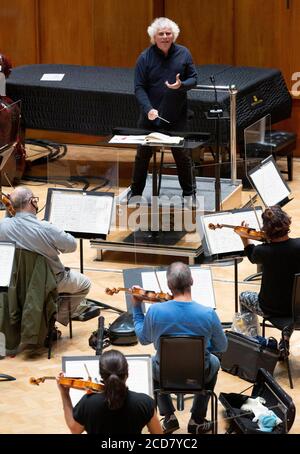 USO EDITORIALE SOLO Sir Simon Rpicle suona con la London Symphony Orchestra all'LSO St Luke's di Londra per la prima volta da marzo 2020, in preparazione di un concerto della BBC Proms domenica 30 agosto. Foto Stock