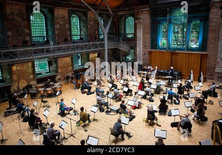 USO EDITORIALE SOLO Sir Simon Rpicle suona con la London Symphony Orchestra all'LSO St Luke's di Londra per la prima volta da marzo 2020, in preparazione di un concerto della BBC Proms domenica 30 agosto. Foto Stock