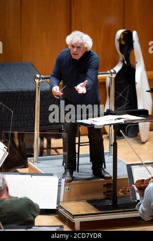 USO EDITORIALE SOLO Sir Simon Rpicle suona con la London Symphony Orchestra all'LSO St Luke's di Londra per la prima volta da marzo 2020, in preparazione di un concerto della BBC Proms domenica 30 agosto. Foto Stock