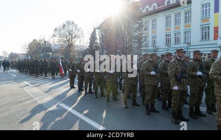 Alba Iulia, Romania - 01.12.2018: Truppe rumene e polacche partecipano alla sfilata della Giornata Nazionale Foto Stock