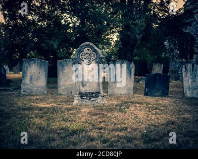 Un cimitero dall'aspetto inquietante in colori di stile a croce Foto Stock