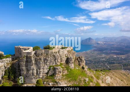 Il Castello di Venere a Erice con vista verso il mare, provincia di Trapani, Sicilia Foto Stock