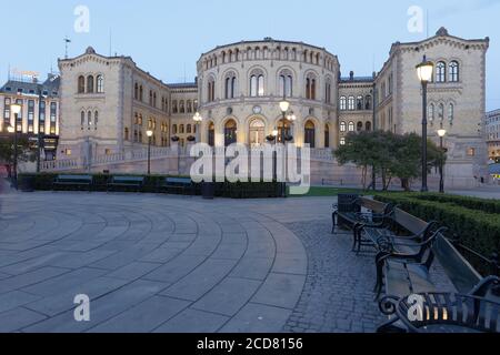 Vista notturna dell'edificio Storting di Oslo, Norvegia Foto Stock