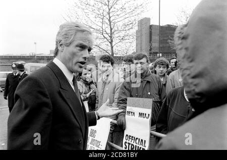 BBC Strike e NUJ e BETA picket al BBC Television Center, Wood Lane, Shepherd’s Bush. Londra. 24 aprile 1989. Foto: Neil Turner Foto Stock