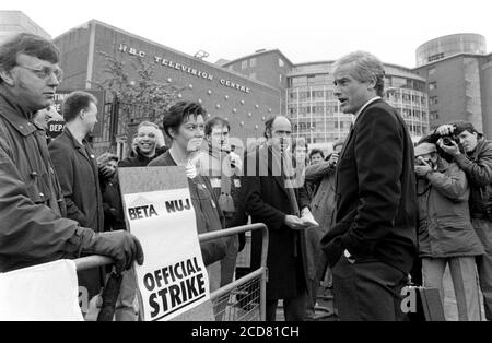 BBC Strike e NUJ e BETA picket al BBC Television Center, Wood Lane, Shepherd’s Bush. Londra. 24 aprile 1989. Foto: Neil Turner Foto Stock